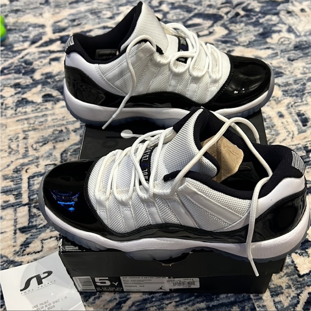 AIR JORDAN 11 RETRO LOW BG SIZE 5Y (KIDS) WITH ORIGINAL RECEIPT AND PACKAGING